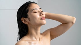 お風呂でトリートメントをしている女性