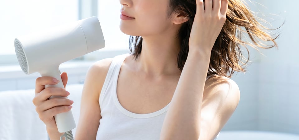 ドライヤーする女性